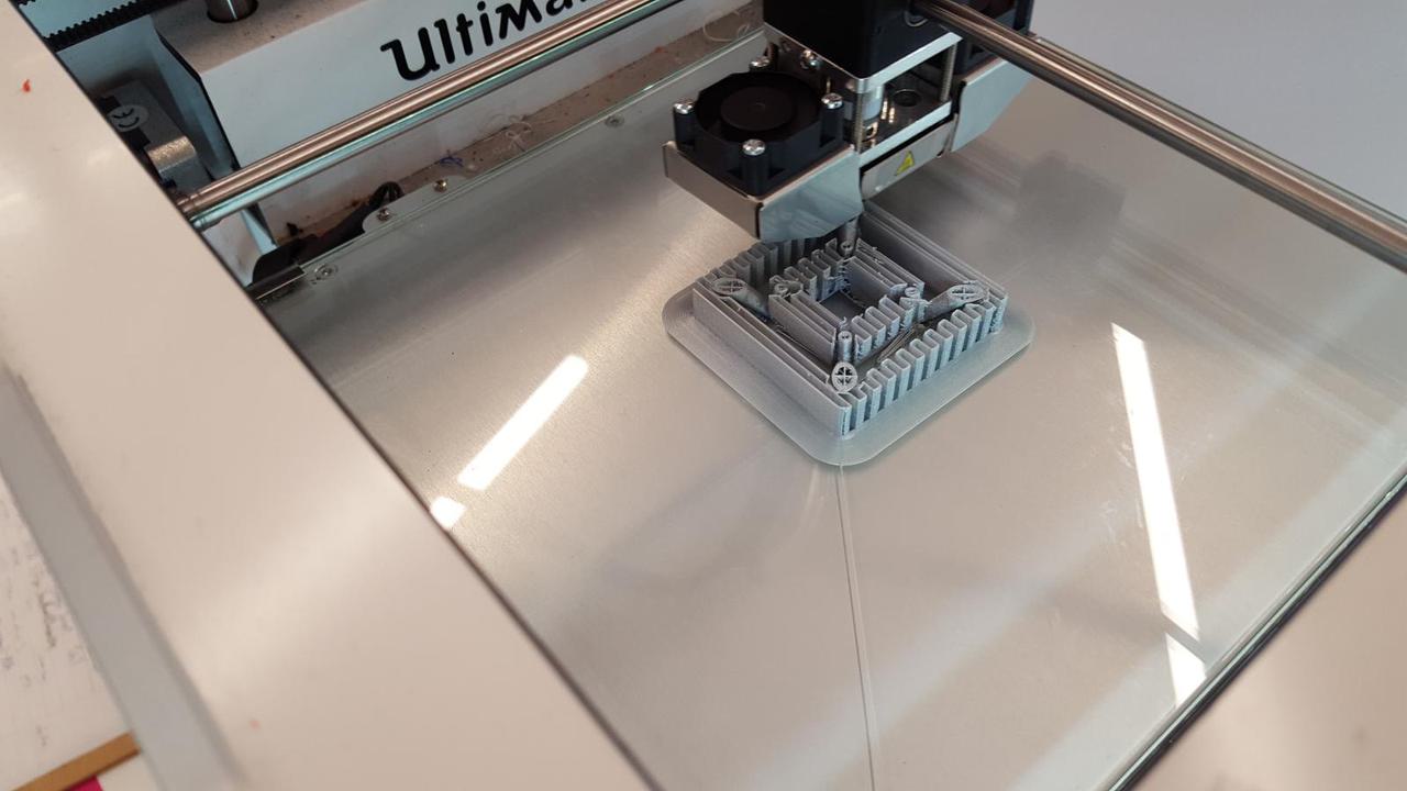 Ultimaker printer creating a plastic hypercube.
