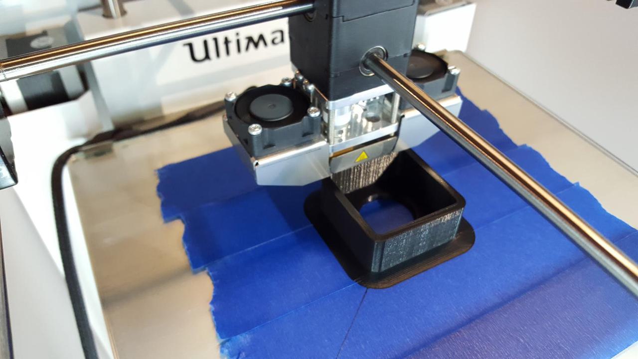 3D printer printing speaker case