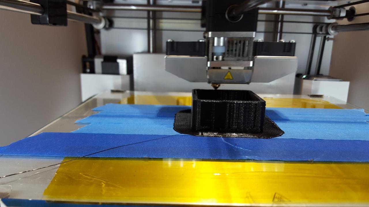 3D printer printing speaker case